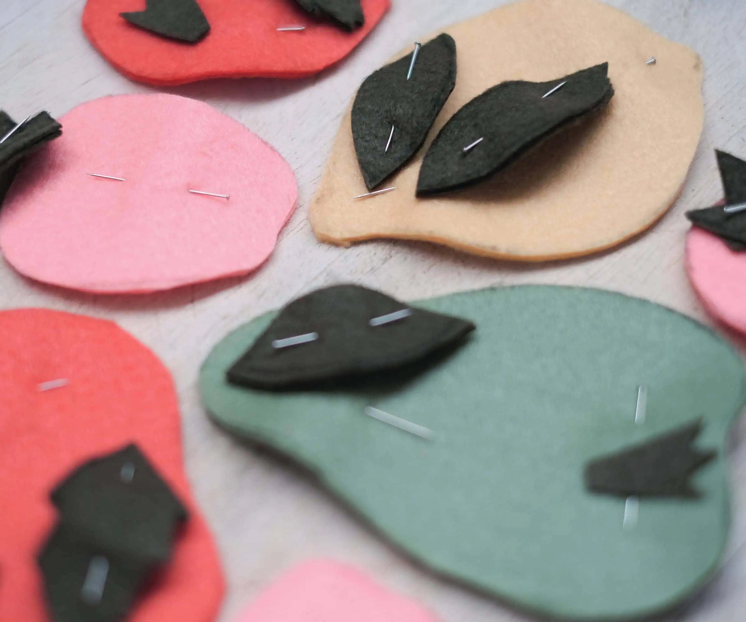 DIY: Frucht-Mobile fürs Kinderzimmer nähen, Nähanleitung für Früchtemobile aus Filz