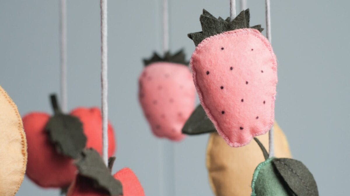 DIY: Frucht-Mobile fürs Kinderzimmer nähen, Nähanleitung für Früchtemobile aus Filz