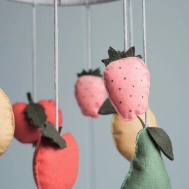DIY: Frucht-Mobile fürs Kinderzimmer nähen, Nähanleitung für Früchtemobile aus Filz