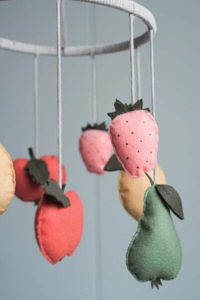 DIY: Frucht-Mobile fürs Kinderzimmer nähen, Nähanleitung für Früchtemobile aus Filz