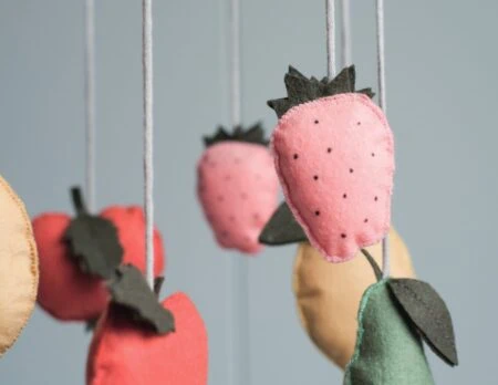 DIY: Frucht-Mobile fürs Kinderzimmer nähen, Nähanleitung für Früchtemobile aus Filz