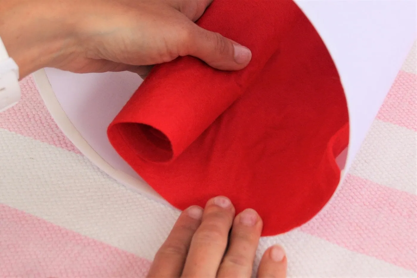 roter Filz im Schultütenrohling 