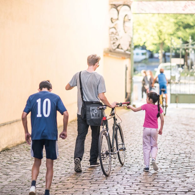 Sportplatz für Kinder und Jugendliche: gemeinsam mit geflüchteten Kindern Fußball spielen // HIMBEER