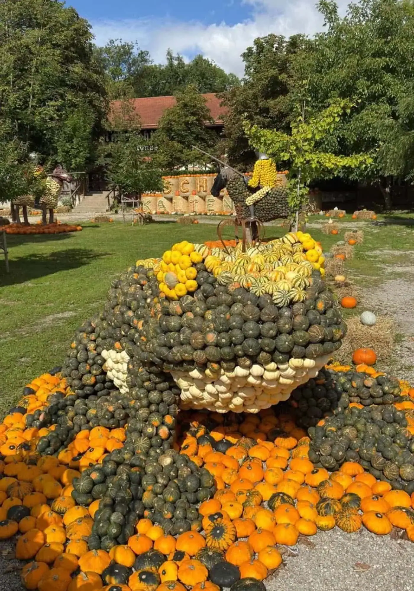 Familienausflug mit Kleinkindern zu den Kürbniswelten auf Schloss Kaltenberg