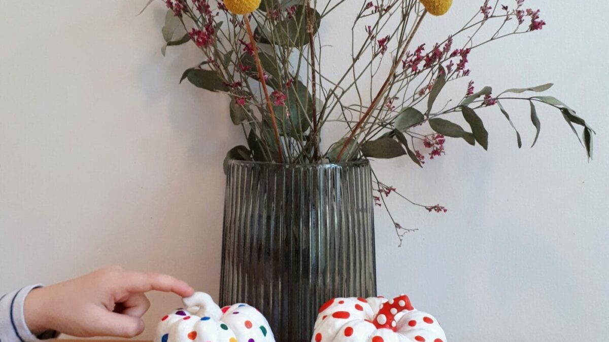 Kusama-Kürbisse Halloween DIY Kürbis Yayoi Kusama Kind und Kunst // HIMBEER