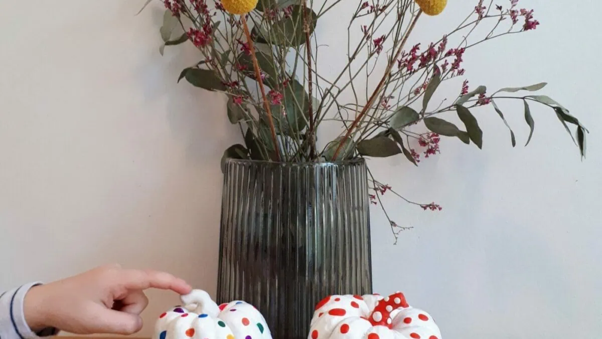 Kusama-Kürbisse Halloween DIY Kürbis Yayoi Kusama Kind und Kunst // HIMBEER