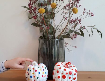 Kusama-Kürbisse Halloween DIY Kürbis Yayoi Kusama Kind und Kunst // HIMBEER