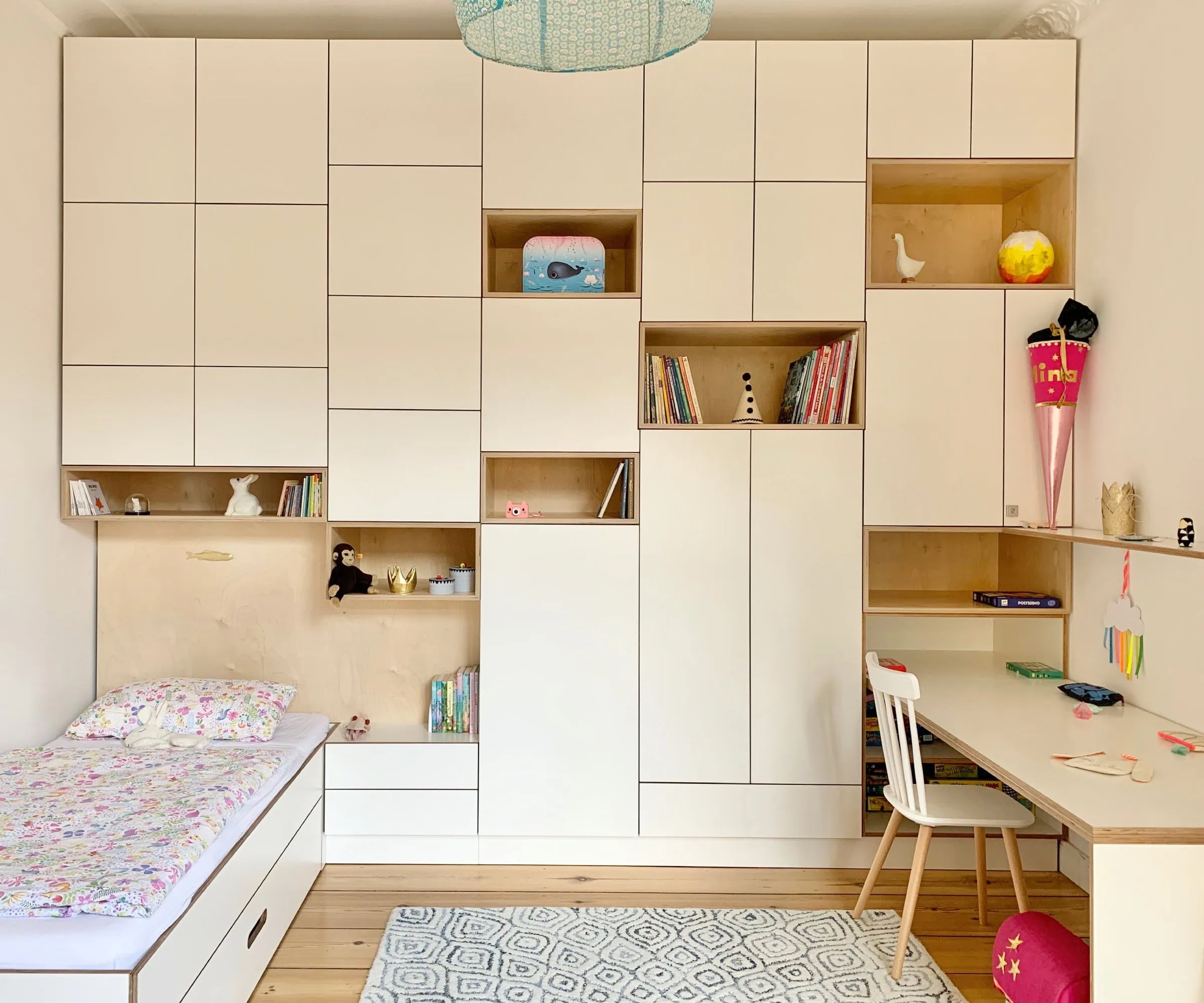 Wie man Kinderzimmer schön einrichtet mit maximal viel Stauraum, Spiel und Bewegungsmöglichkeiten, zeigen die Möbeldesignerinnen von mooi