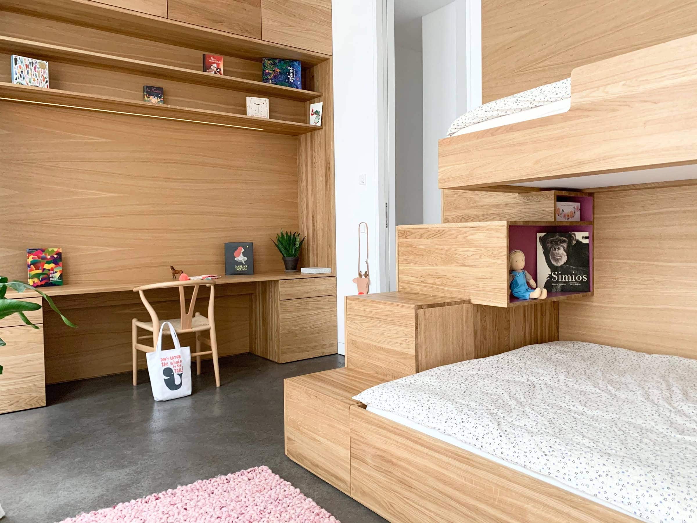 Wie man Kinderzimmer schön einrichtet mit maximal viel Stauraum, Spiel und Bewegungsmöglichkeiten, zeigen die Möbeldesignerinnen von mooi