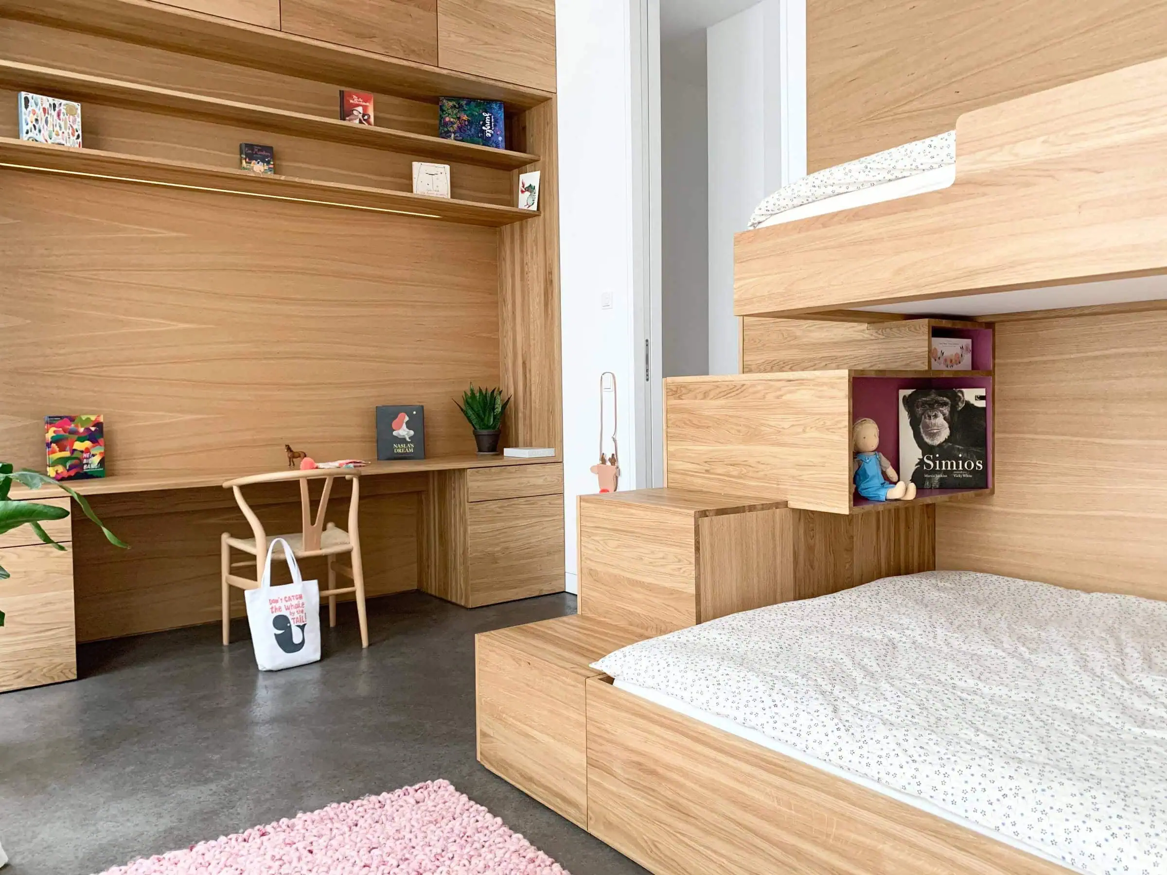 Wie man Kinderzimmer schön einrichtet mit maximal viel Stauraum, Spiel und Bewegungsmöglichkeiten, zeigen die Möbeldesignerinnen von mooi
