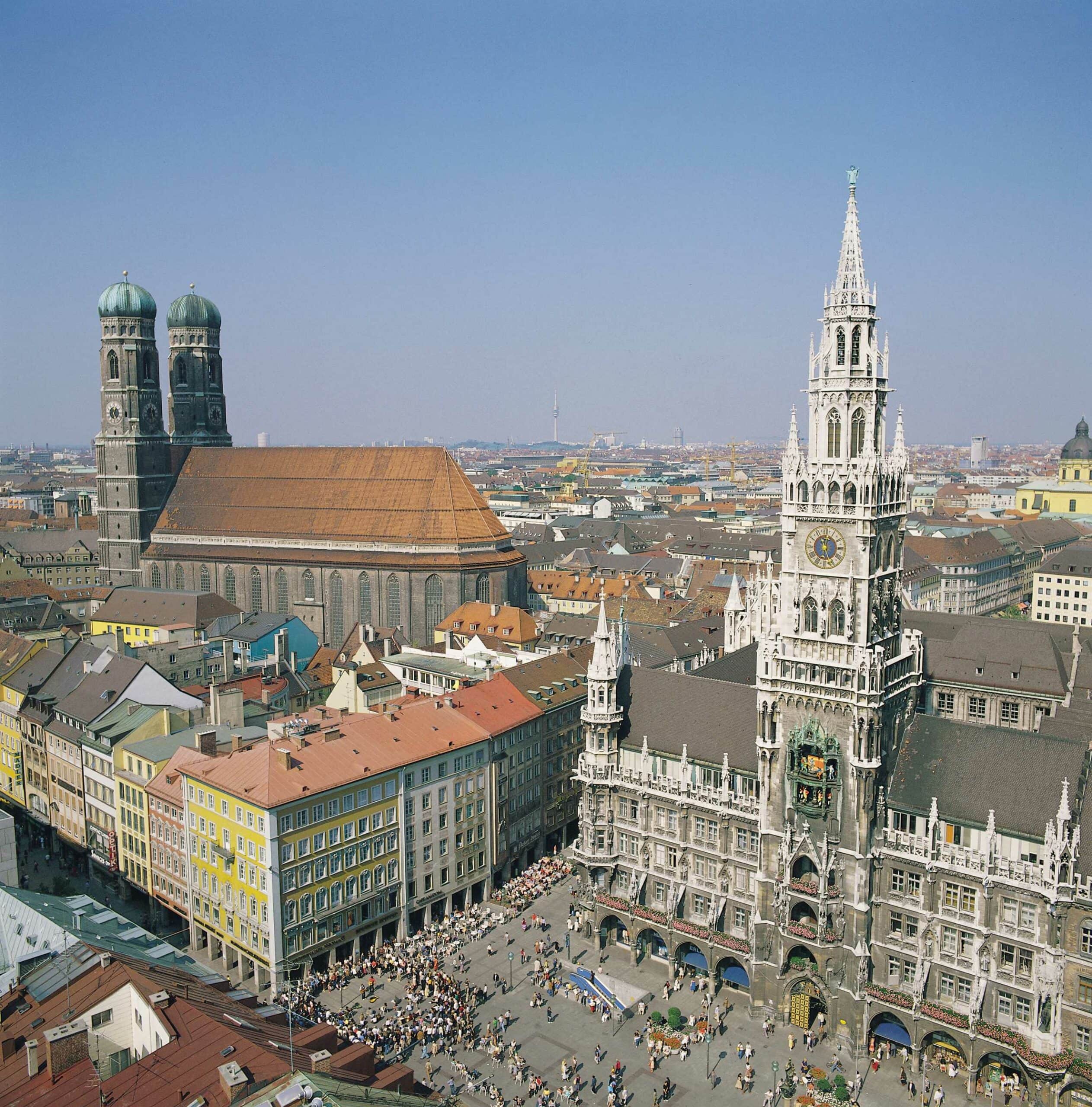 Münchner Marienplatz mit Neuem Rathaus und Frauenkirche – Tipps fürs erste Novemberwochenende KW 44 // HIMBEER