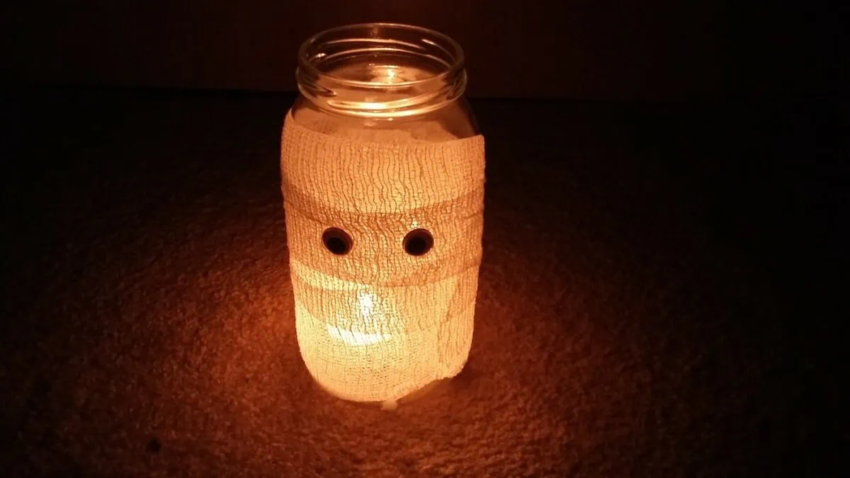 Basteln mit Kindern für Halloween: Leuchtende Mumie // HIMBEER