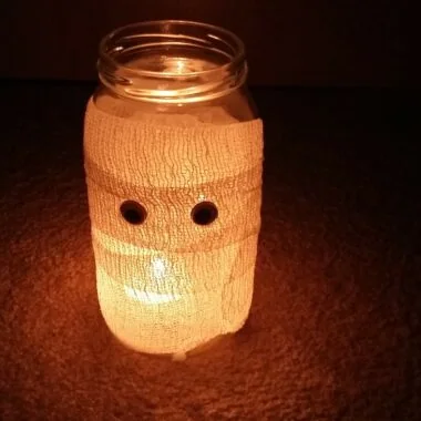 Basteln mit Kindern für Halloween: Leuchtende Mumie // HIMBEER