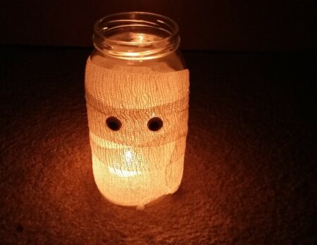 Basteln mit Kindern für Halloween: Leuchtende Mumie // HIMBEER