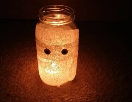 Basteln mit Kindern für Halloween: Leuchtende Mumie // HIMBEER