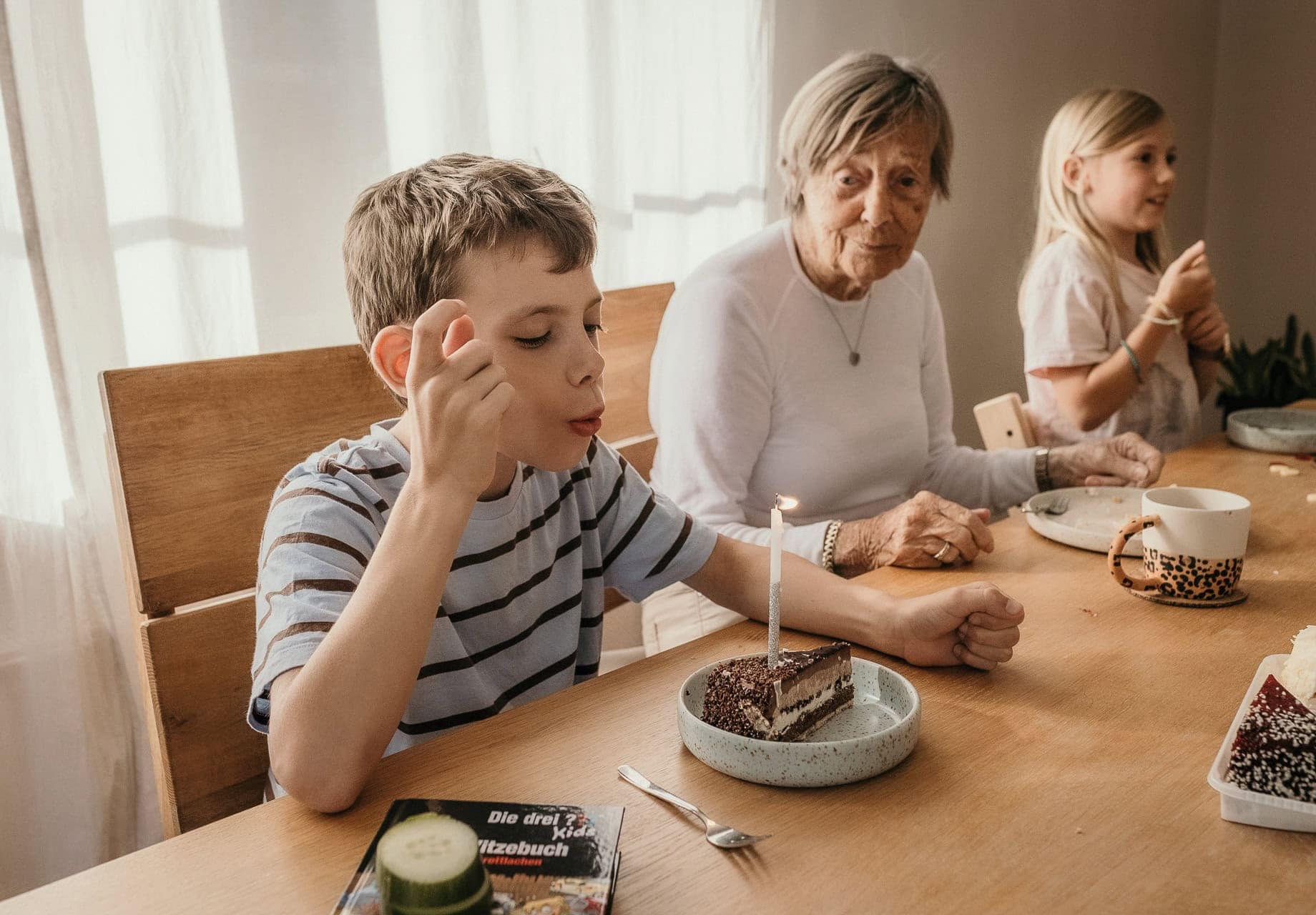 HIMBEER Magazin Dezember 2025-Januar 2026: Titelgeschichte über die Bedeutung der Bindung und Nähe zwischen Großeltern und Enkelkindern