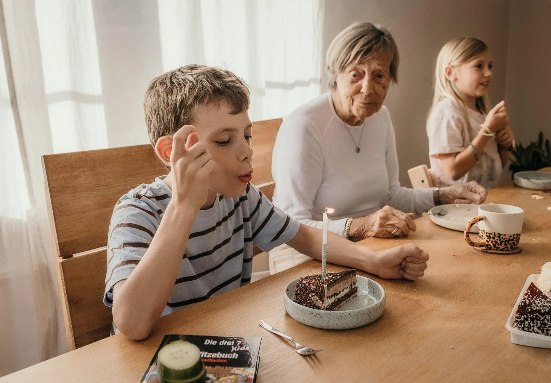 HIMBEER Magazin Dezember 2025-Januar 2026: Titelgeschichte über die Bedeutung der Bindung und Nähe zwischen Großeltern und Enkelkindern