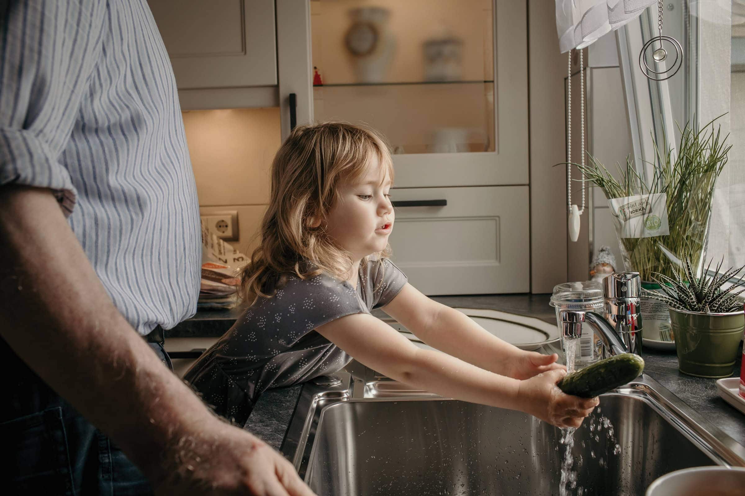 HIMBEER Magazin Dezember 2025-Januar 2026: Titelgeschichte über die Bedeutung der Bindung und Nähe zwischen Großeltern und Enkelkindern