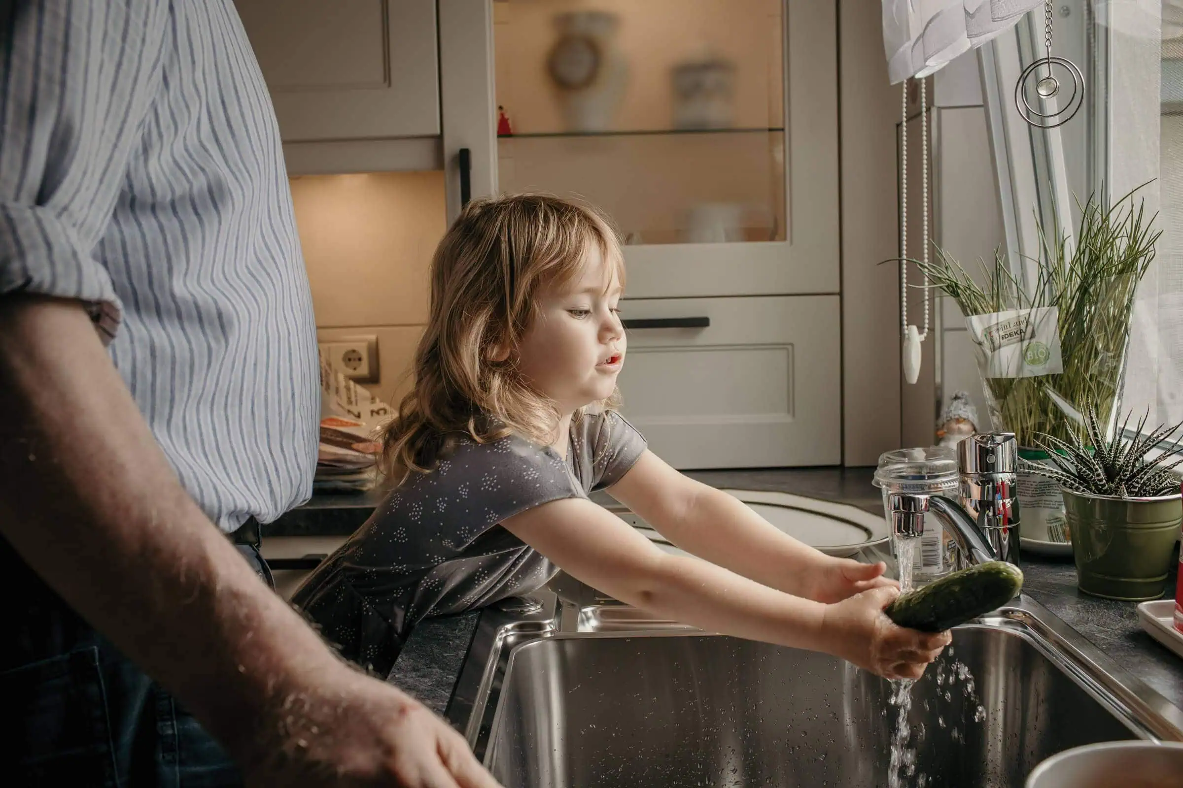 HIMBEER Magazin Dezember 2025-Januar 2026: Titelgeschichte über die Bedeutung der Bindung und Nähe zwischen Großeltern und Enkelkindern