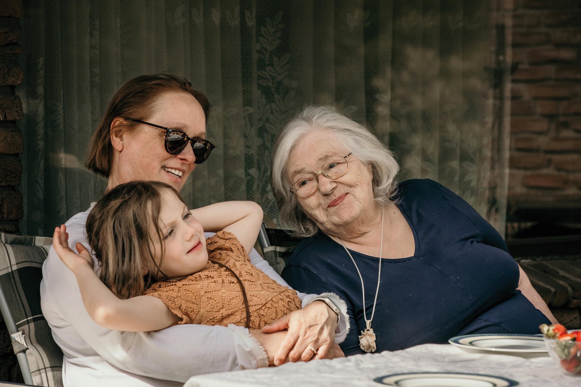 HIMBEER Magazin Dezember 2025-Januar 2026: Titelgeschichte über die Bedeutung der Bindung und Nähe zwischen Großeltern und Enkelkindern