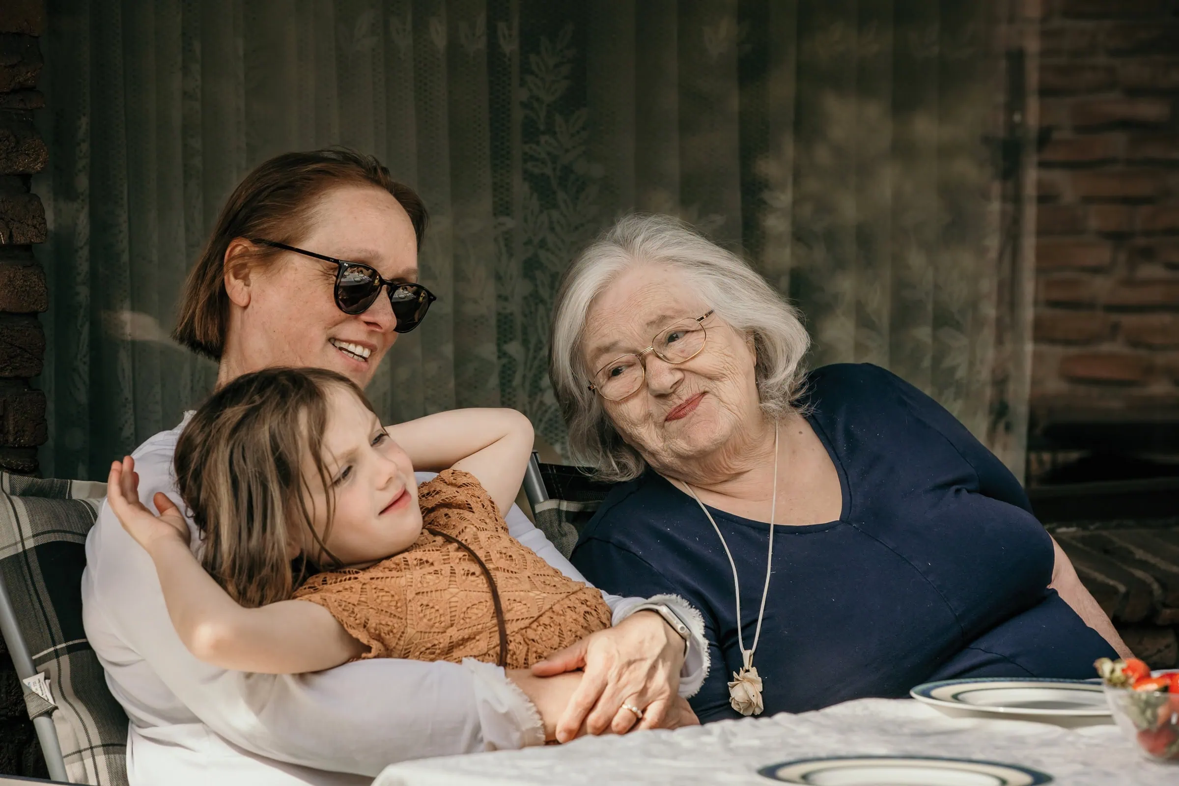 HIMBEER Magazin Dezember 2025-Januar 2026: Titelgeschichte über die Bedeutung der Bindung und Nähe zwischen Großeltern und Enkelkindern