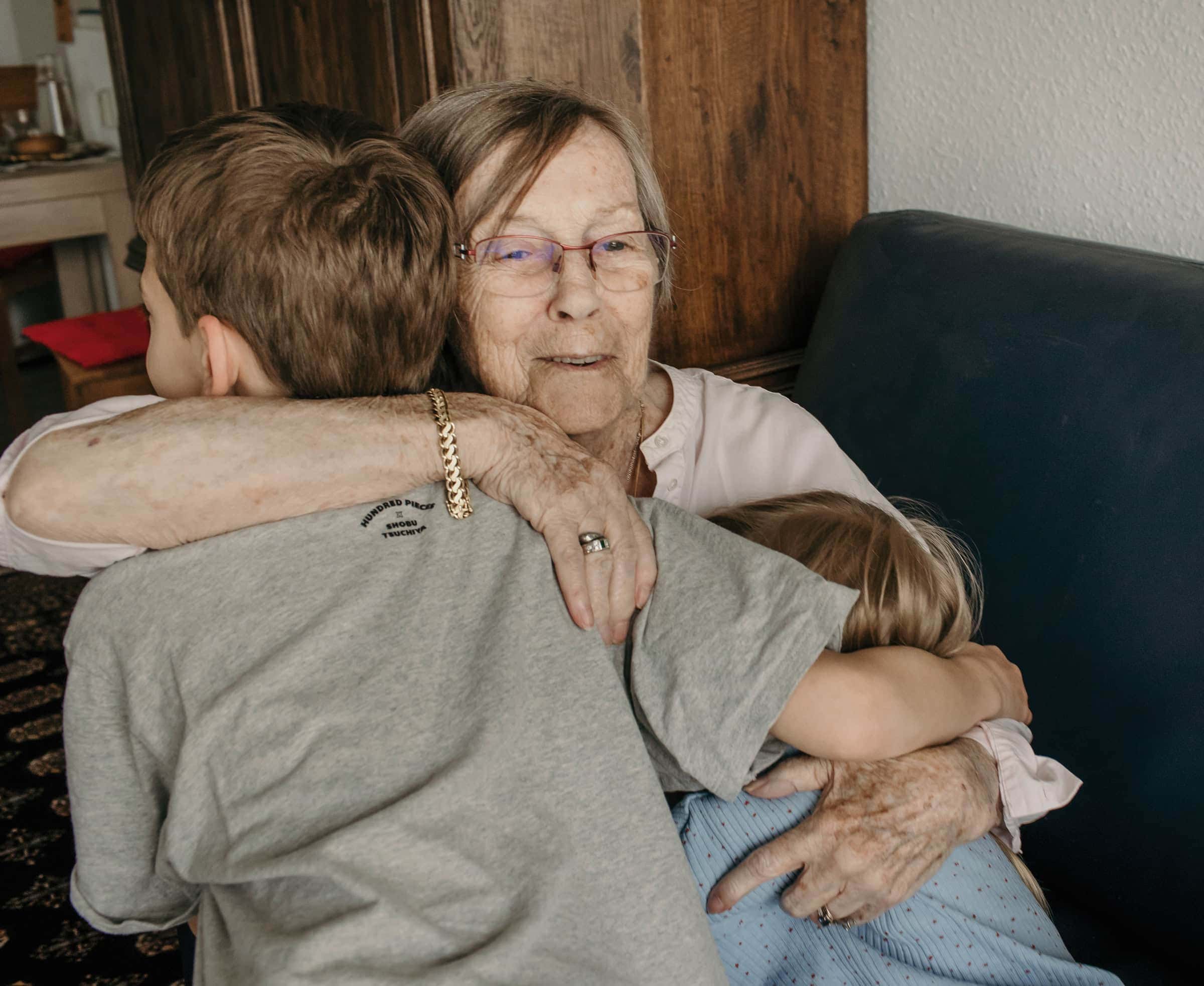 HIMBEER Magazin Dezember 2025-Januar 2026: Titelgeschichte über die Bedeutung der Bindung und Nähe zwischen Großeltern und Enkelkindern