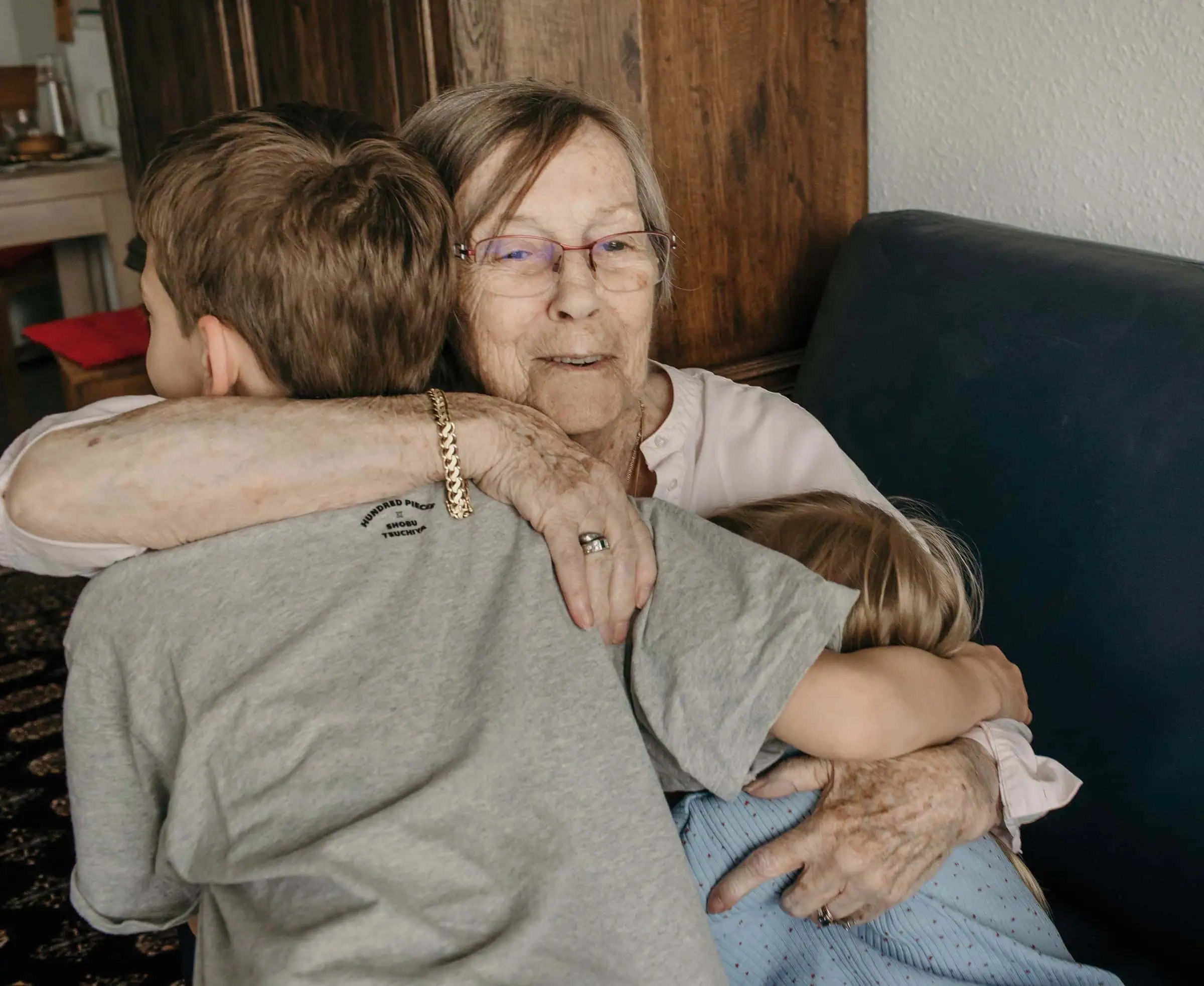 HIMBEER Magazin Dezember 2025-Januar 2026: Titelgeschichte über die Bedeutung der Bindung und Nähe zwischen Großeltern und Enkelkindern