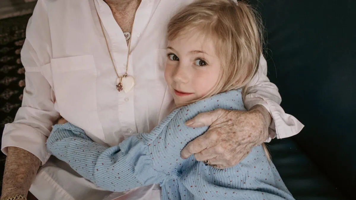 HIMBEER Magazin Dezember 2025-Januar 2026: Titelgeschichte über die Bedeutung der Bindung und Nähe zwischen Großeltern und Enkelkindern