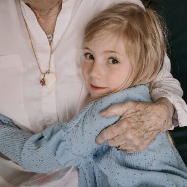 HIMBEER Magazin Dezember 2025-Januar 2026: Titelgeschichte über die Bedeutung der Bindung und Nähe zwischen Großeltern und Enkelkindern