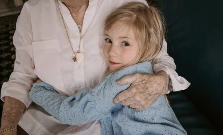 HIMBEER Magazin Dezember 2025-Januar 2026: Titelgeschichte über die Bedeutung der Bindung und Nähe zwischen Großeltern und Enkelkindern