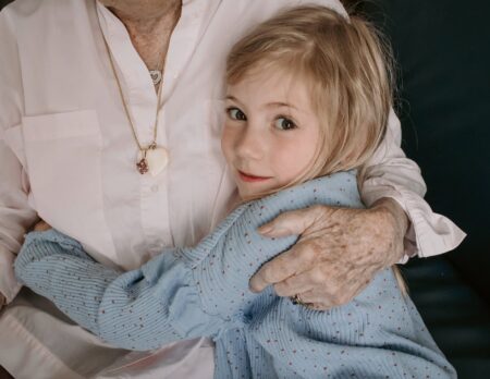 HIMBEER Magazin Dezember 2025-Januar 2026: Titelgeschichte über die Bedeutung der Bindung und Nähe zwischen Großeltern und Enkelkindern