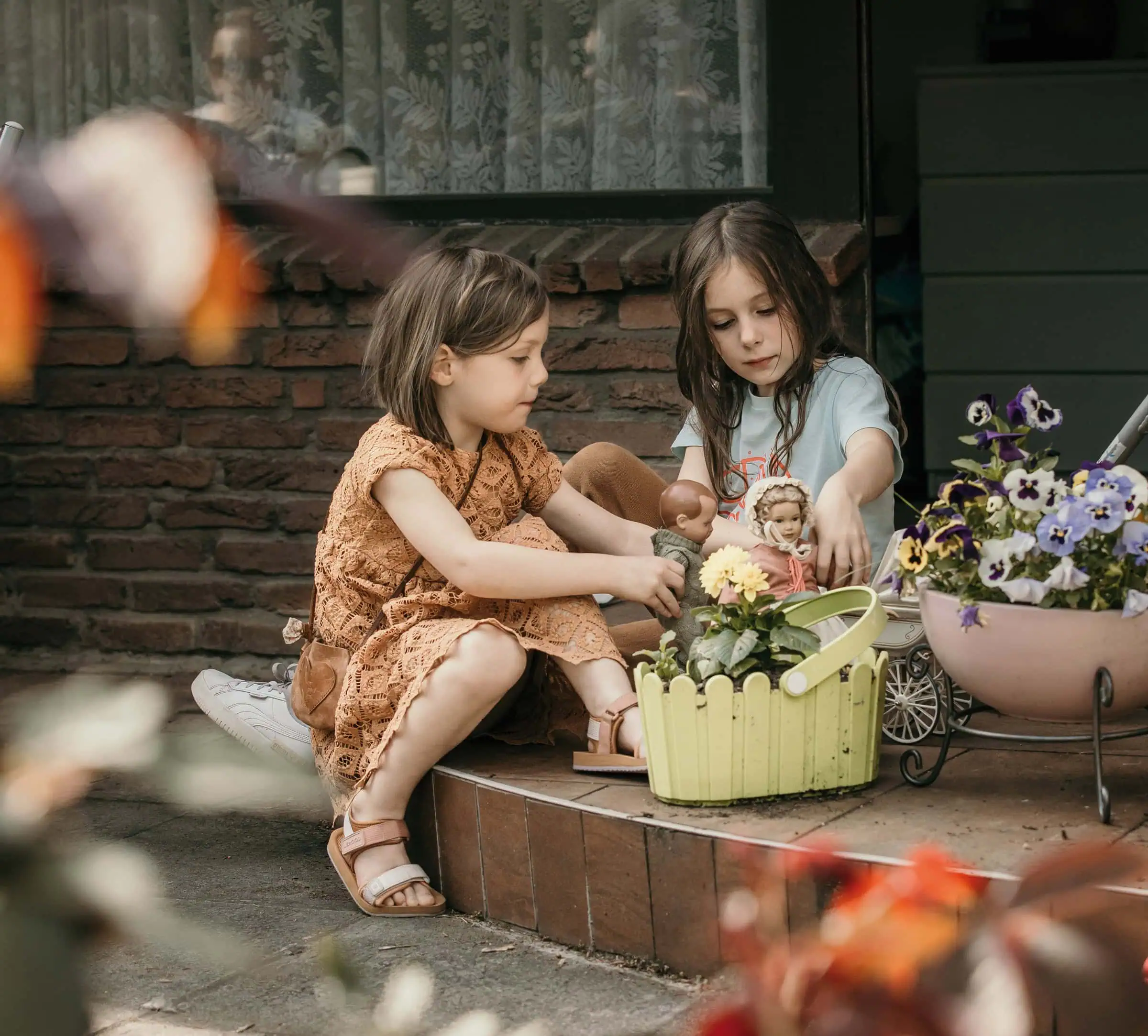 HIMBEER Magazin Dezember 2025-Januar 2026: Titelgeschichte über die Bedeutung der Bindung und Nähe zwischen Großeltern und Enkelkindern