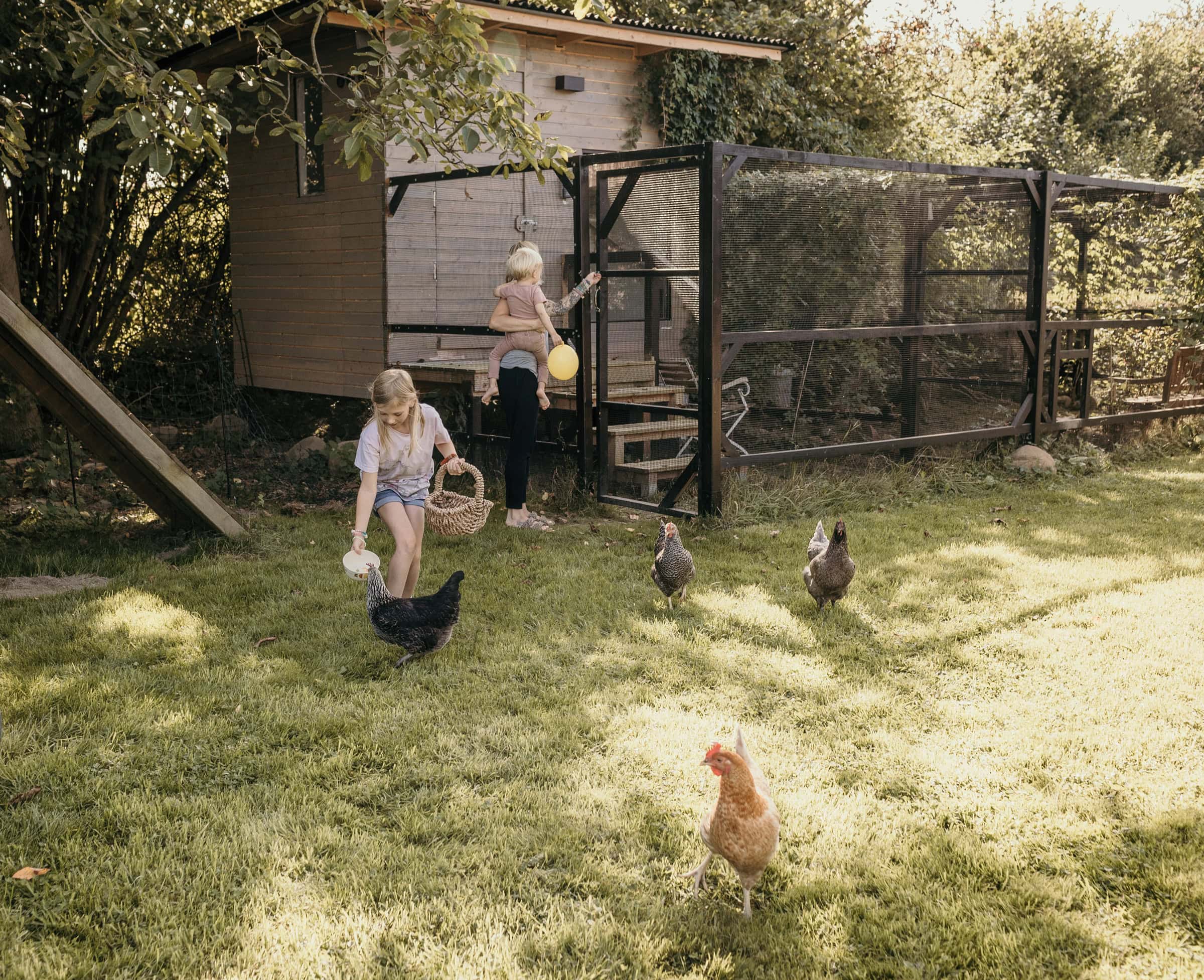 HIMBEER Magazin Dezember 2025-Januar 2026: Titelgeschichte über die Bedeutung der Bindung und Nähe zwischen Großeltern und Enkelkindern