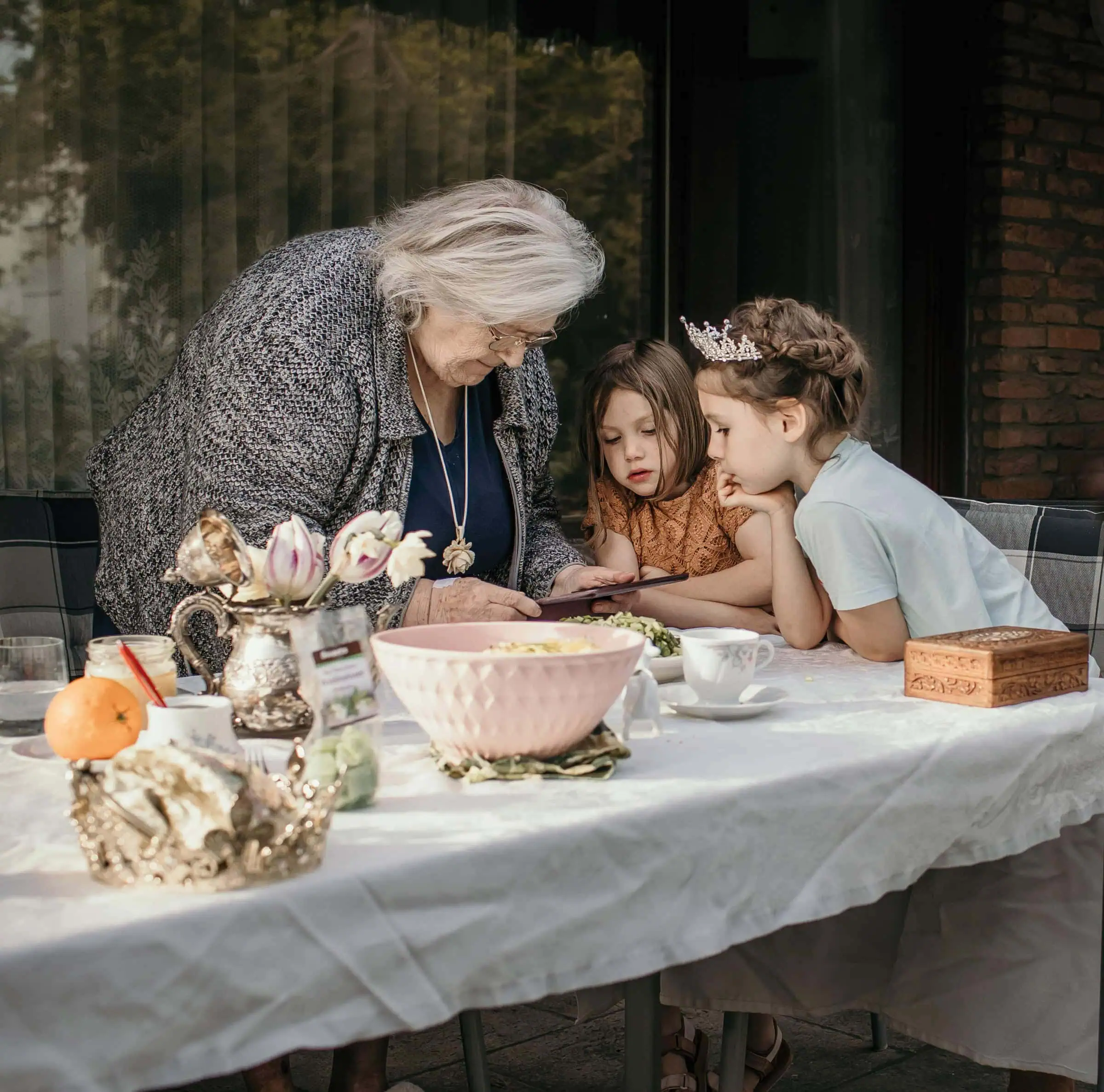 HIMBEER Magazin Dezember 2025-Januar 2026: Titelgeschichte über die Bedeutung der Bindung und Nähe zwischen Großeltern und Enkelkindern