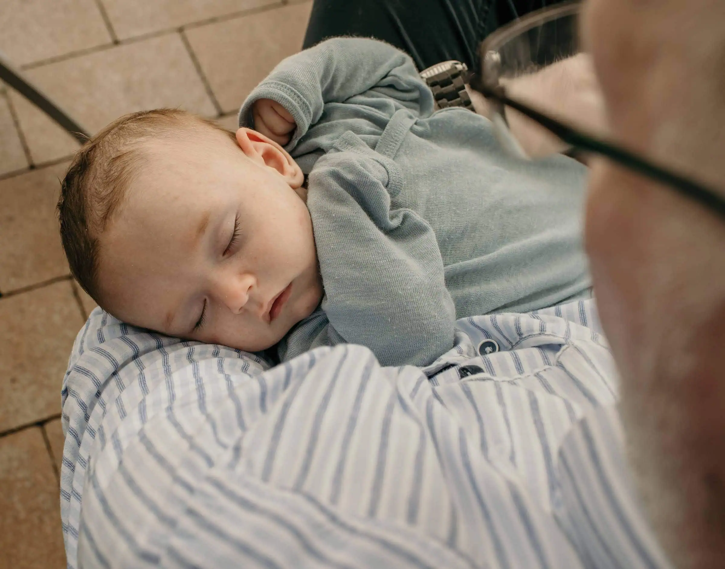 HIMBEER Magazin Dezember 2025-Januar 2026: Titelgeschichte über die Bedeutung der Bindung und Nähe zwischen Großeltern und Enkelkindern