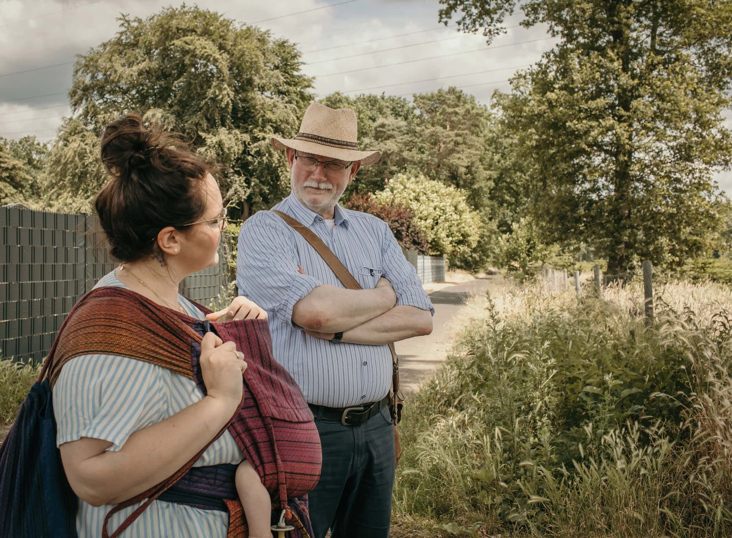 HIMBEER Magazin Dezember 2025-Januar 2026: Titelgeschichte über die Bedeutung der Bindung und Nähe zwischen Großeltern und Enkelkindern