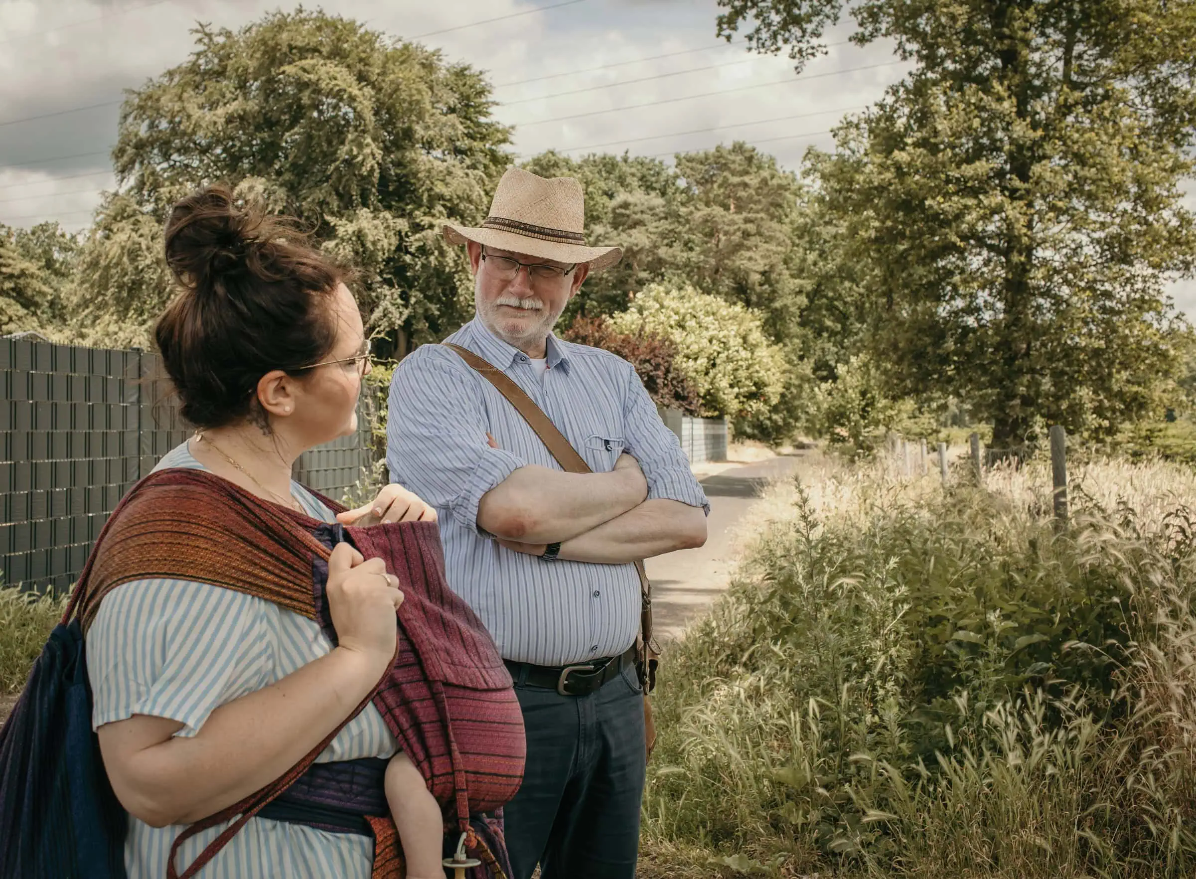 HIMBEER Magazin Dezember 2025-Januar 2026: Titelgeschichte über die Bedeutung der Bindung und Nähe zwischen Großeltern und Enkelkindern