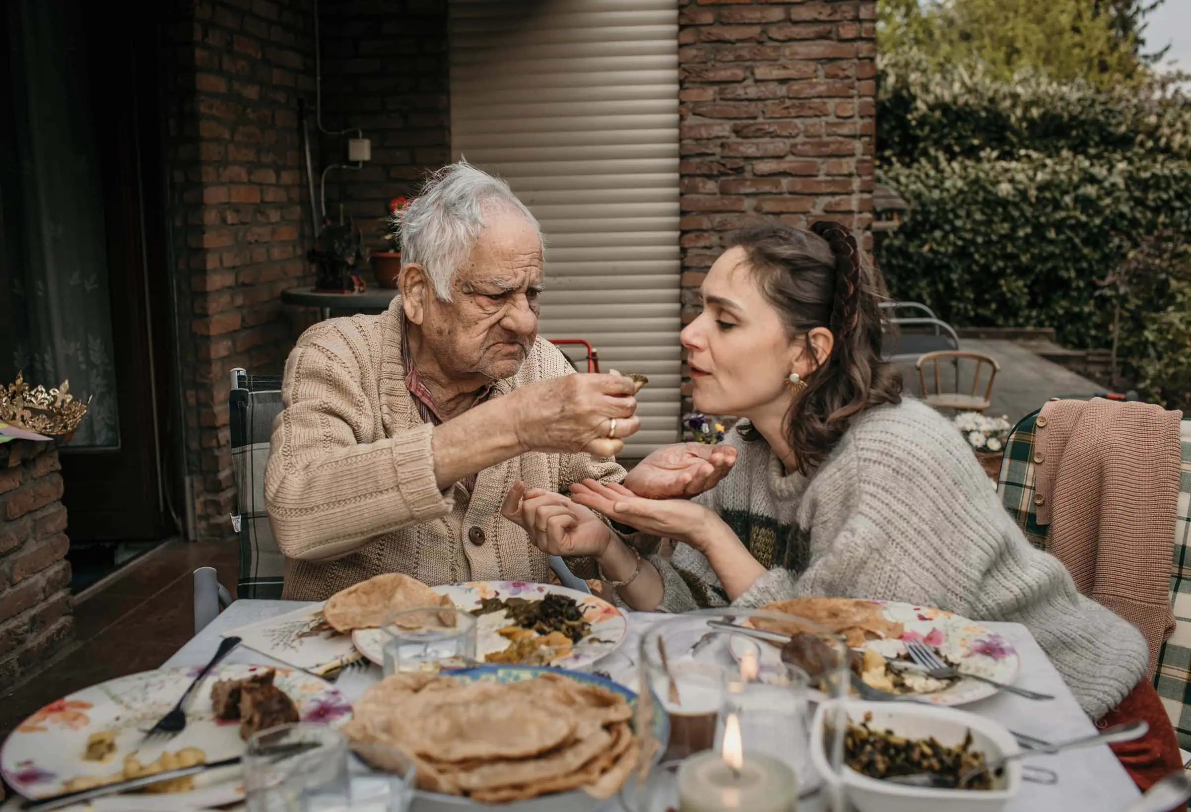 HIMBEER Magazin Dezember 2025-Januar 2026: Titelgeschichte über die Bedeutung der Bindung und Nähe zwischen Großeltern und Enkelkindern