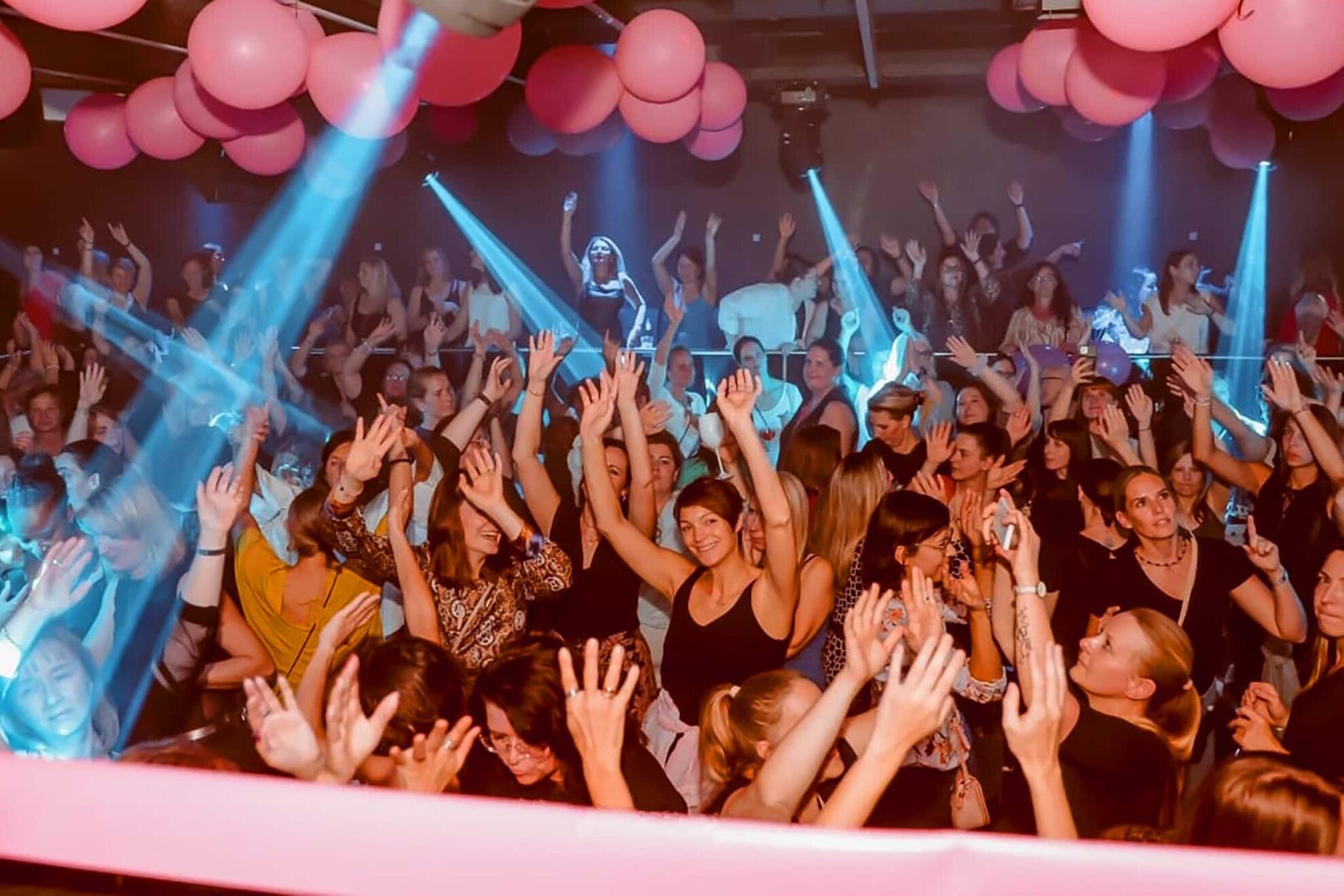 Tickets für MAMAGEHTTANZEN in München // HIMBEER Adventskalender 2025