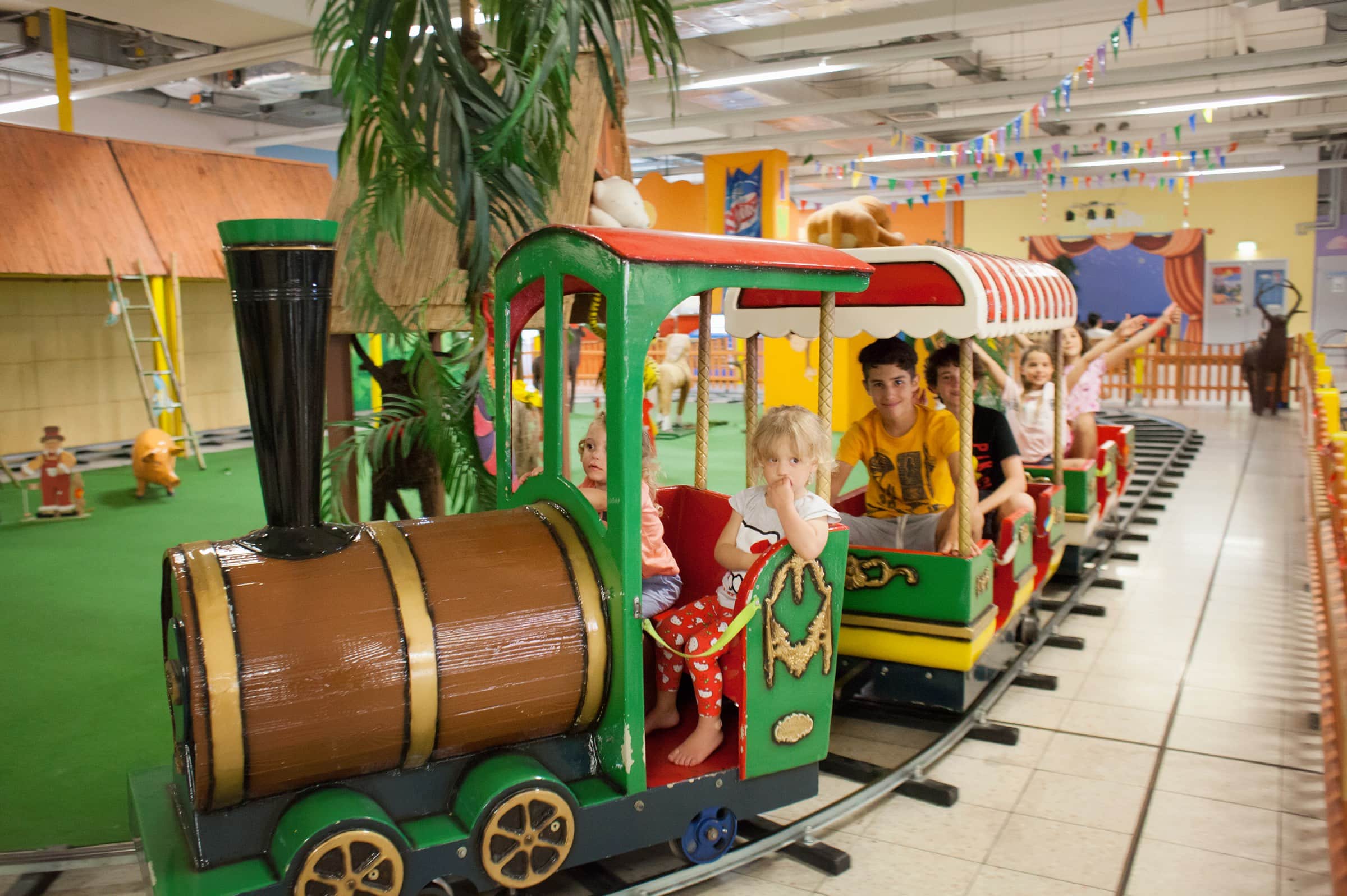 Indoorspielplätze in und um München: in der Eisenbahn durchs Erdino // HIMBEER