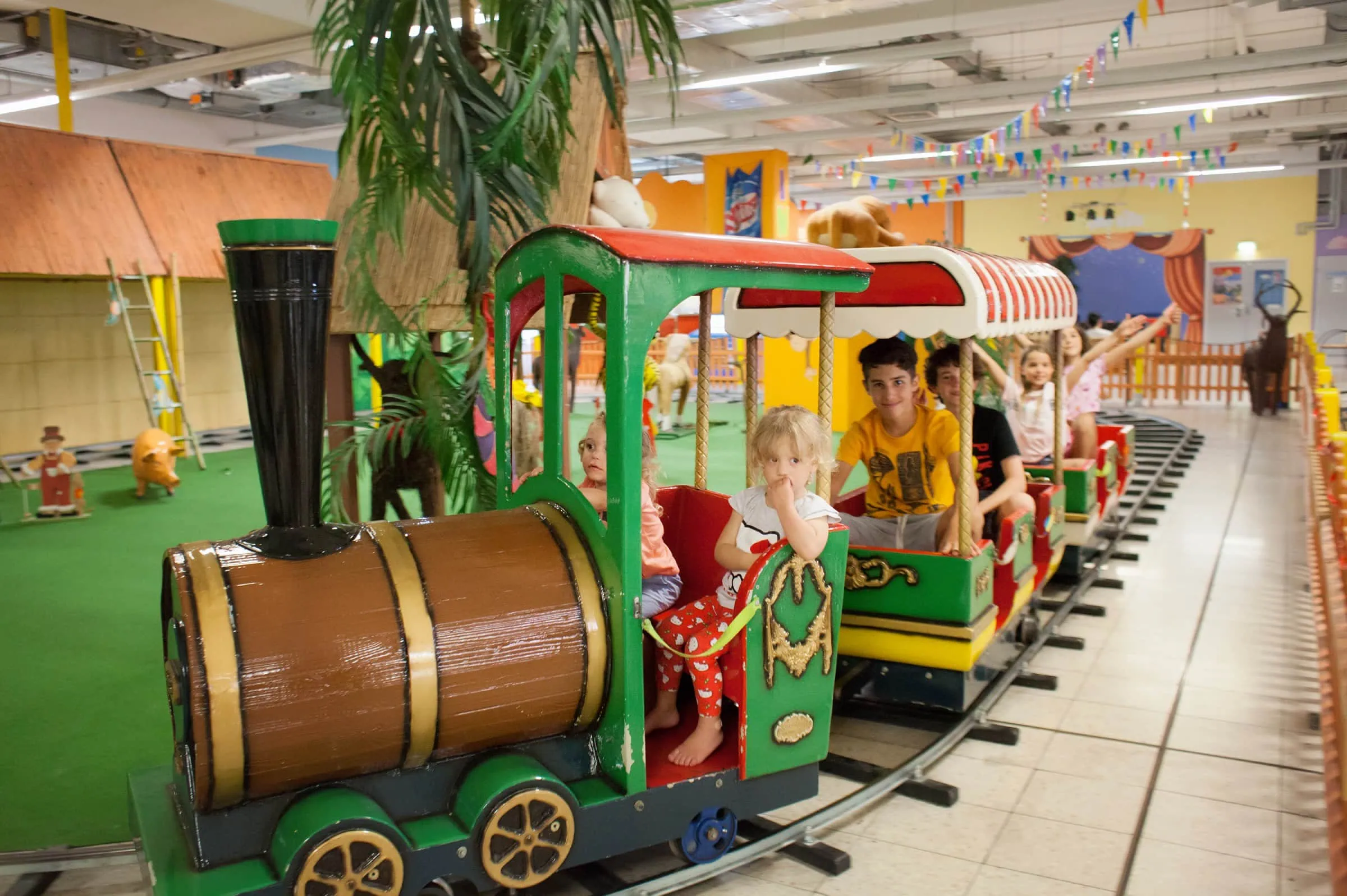 Indoorspielplätze in und um München: in der Eisenbahn durchs Erdino // HIMBEER