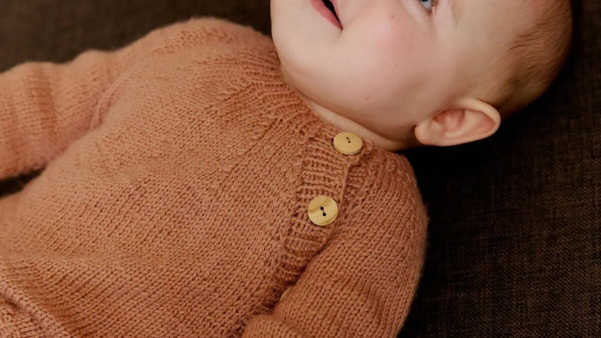 Babyjacke stricken // HIMBEER