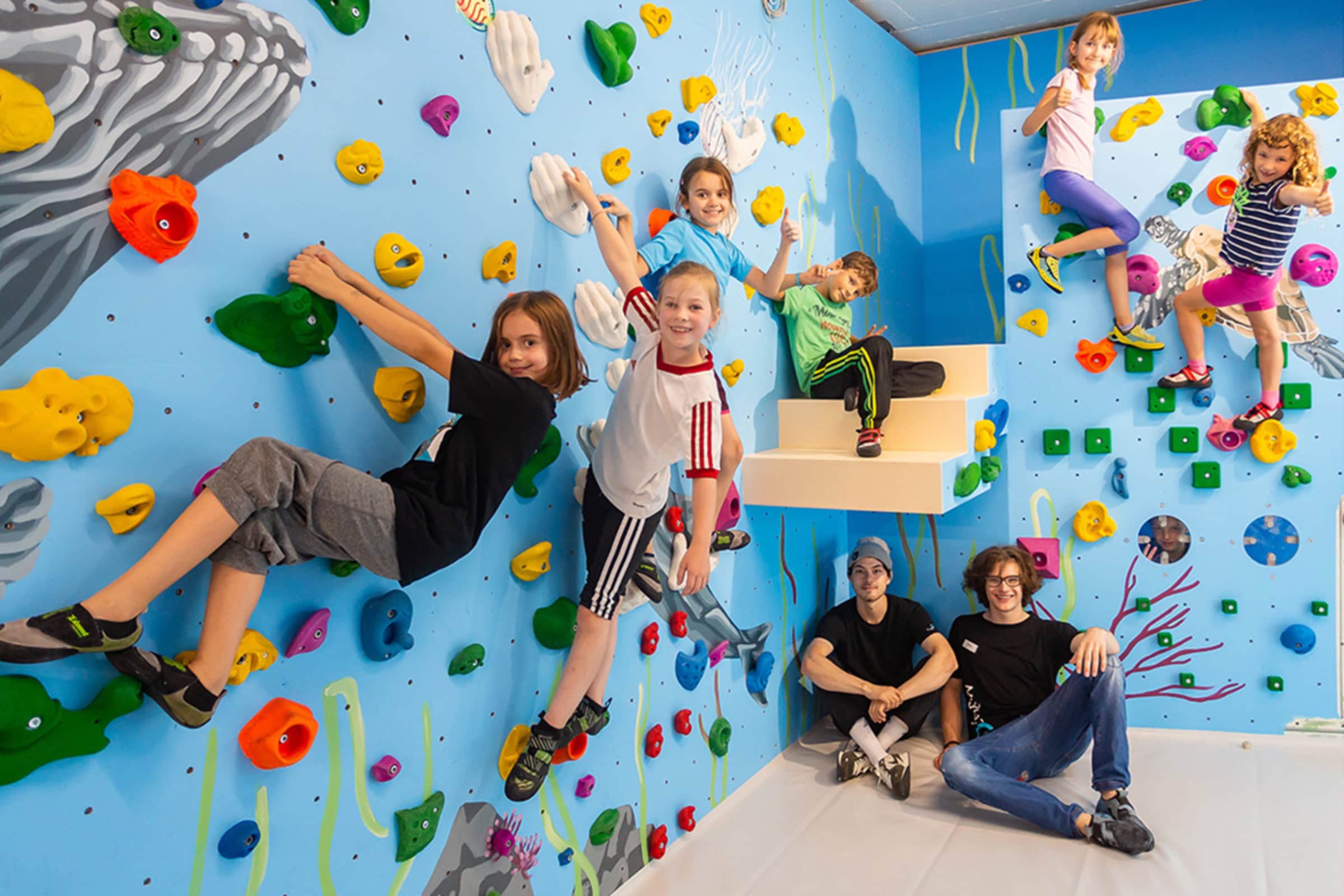 TOP Anbieter:innen für aktive Ferienkurse in München: Die Boulderwelten München // HIMBEER 