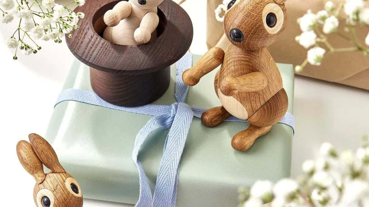 Gute Gechenke zu Ostern für Kinder: Holzhasen zum Spielen und Dekorieren // HIMBEER