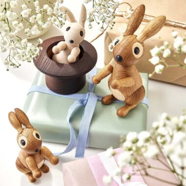 Gute Gechenke zu Ostern für Kinder: Holzhasen zum Spielen und Dekorieren // HIMBEER