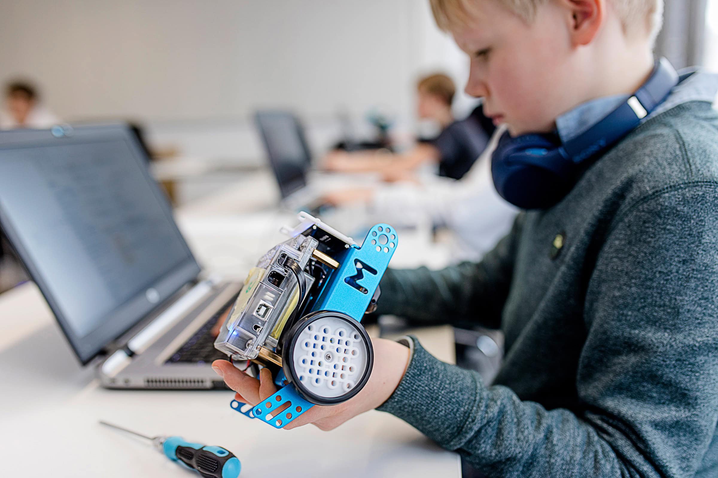 Top Anbieter:innen für kreative Ferienkurse in München: Münchner Volkshochschule // HIMBEER