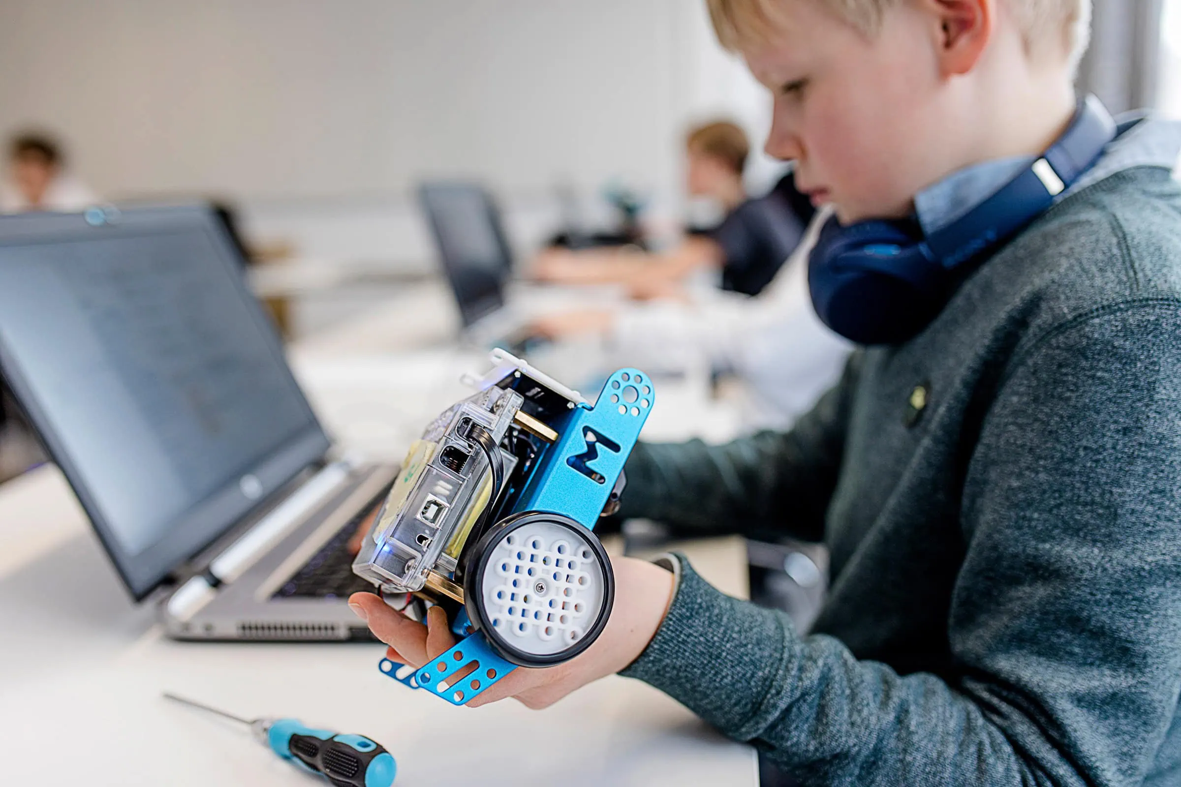 Top Anbieter:innen für kreative Ferienkurse in München: Münchner Volkshochschule // HIMBEER