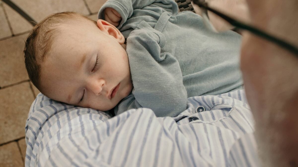 HIMBEER Magazin Dezember 2025-Januar 2026: Titelgeschichte über die Bedeutung der Bindung und Nähe zwischen Großeltern und Enkelkindern