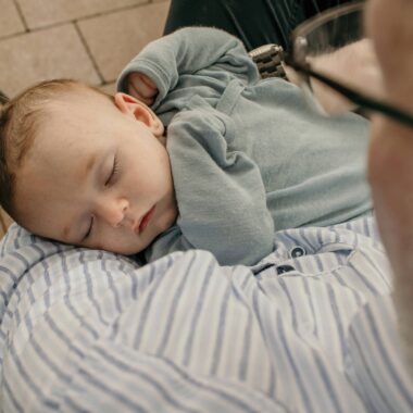 HIMBEER Magazin Dezember 2025-Januar 2026: Titelgeschichte über die Bedeutung der Bindung und Nähe zwischen Großeltern und Enkelkindern