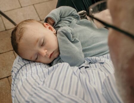 HIMBEER Magazin Dezember 2025-Januar 2026: Titelgeschichte über die Bedeutung der Bindung und Nähe zwischen Großeltern und Enkelkindern